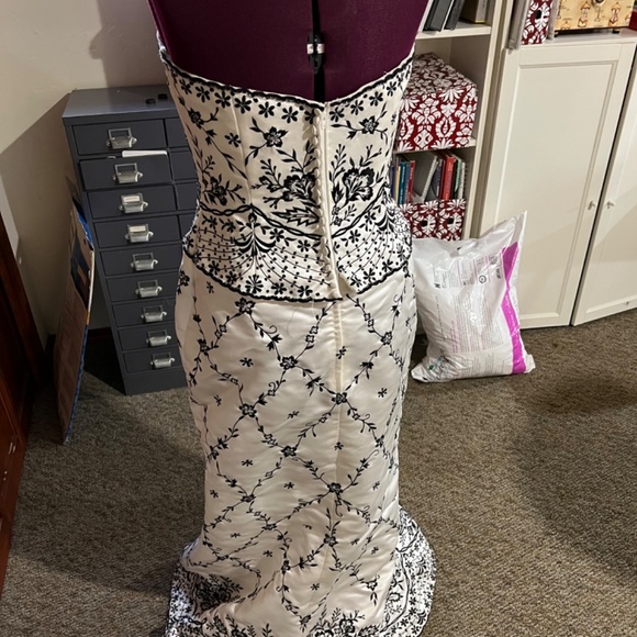 Black and white embroidered wedding dress - Picture 3 of 14